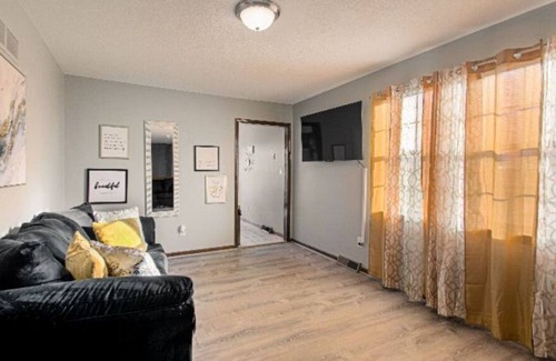 Waldron Casa | Cozy Home near Airport Zona Rosa shopping centers Restaurants and more