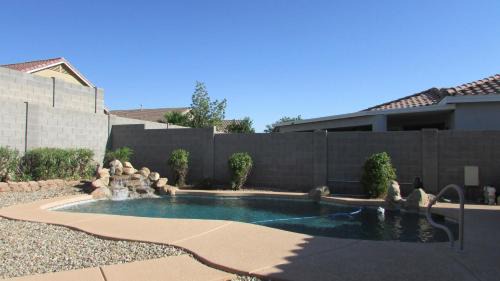 Alta Vista Estates Casa | Cozy home near freeways w pool BBQ