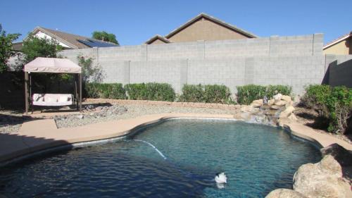 Alta Vista Estates Casa | Cozy home near freeways w pool BBQ