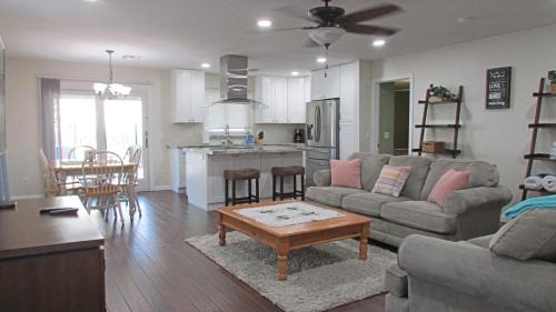 Alta Vista Estates Casa | Cozy home near freeways w pool BBQ
