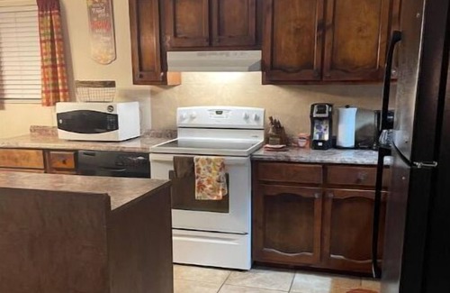 Perry Casa | Cozy Home- Near Perry Fair - Rigby's-Robins AFB