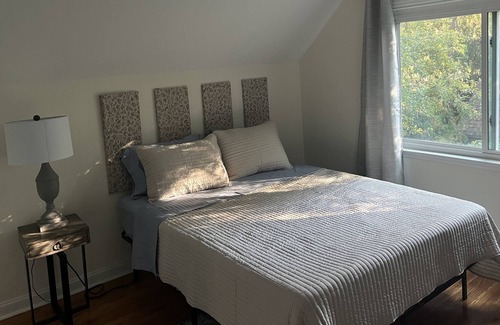 Newark Casa | Cozy home near UD Campus and Main Street. Quiet neighborhood, has a fireplace!