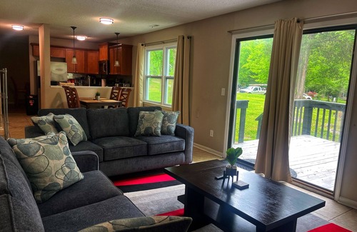 Newell Casa | * ACOGEDOR HOGAR DE 4 DORMITORIOS CERCA DE UNCC, PNC MUSIC PAVILION Y UPTOWN CHARLOTTE *