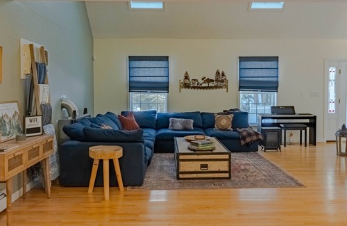 New London Casa | Cozy Home on 15 Acre Woods