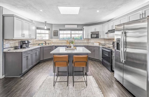 Pensacola Casa | Cozy Home on a Lake - 8 Miles to the Beach!