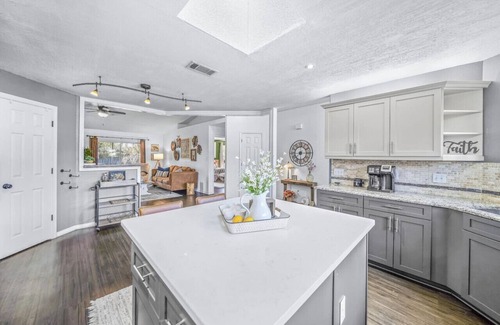 Pensacola Casa | Cozy Home on a Lake - 8 Miles to the Beach!