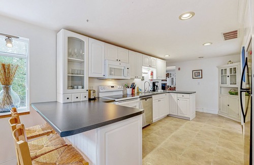 Centerville Casa | Cozy home on lake including local beach pass , hot tub, patio, W/D, & AC