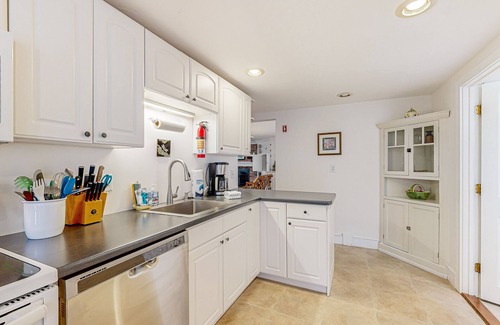 Centerville Casa | Cozy home on lake including local beach pass , hot tub, patio, W/D, & AC