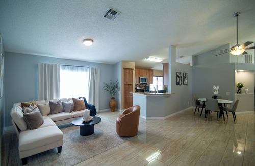 Lakeside Estates Casa | Cozy home steps from Theme Parks & Coast!