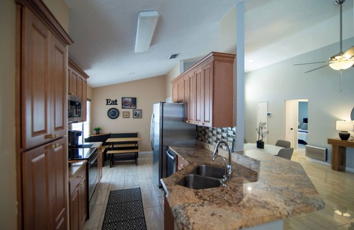 Lakeside Estates Casa | Cozy home steps from Theme Parks & Coast!