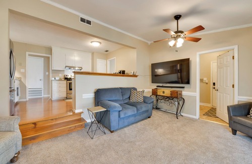 Matthews Casa | ¡NUEVO! Acogedora casa con patio <1 mi al centro de Matthews!