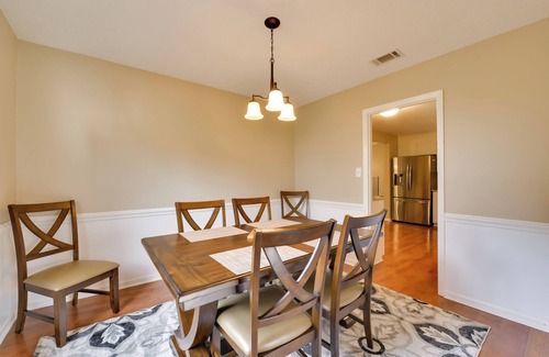 Matthews Casa | ¡NUEVO! Acogedora casa con patio <1 mi al centro de Matthews!