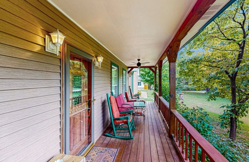 Kodak Cabina | Cozy home w/ large yard, games, close to Douglas Lake - free attraction tickets
