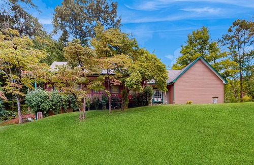 Kodak Cabina | Cozy home w/ large yard, games, close to Douglas Lake - free attraction tickets