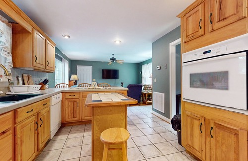 Kodak Cabina | Cozy home w/ large yard, games, close to Douglas Lake - free attraction tickets
