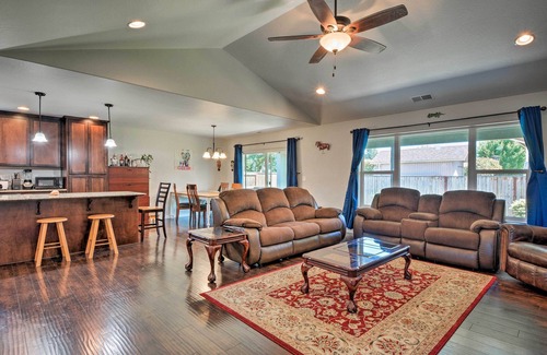 Medford Casa | ¡NUEVO! Acogedora casa w / Yard - 3 Mi. al centro de Medford!