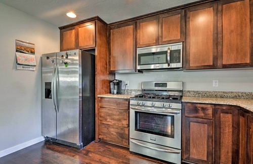Medford Casa | ¡NUEVO! Acogedora casa w / Yard - 3 Mi. al centro de Medford!
