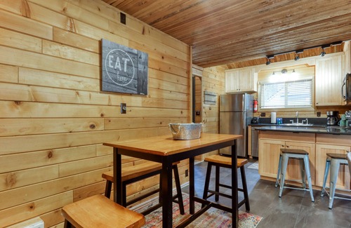 Black Butte Ranch Casa | Acogedora casa con terraza, bañera de hidromasaje privada, piscinas compartidas, saunas y golf: ¡los perros están bien!