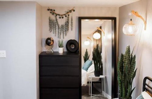 West New York Apartamento | Cozy Home with Backyard & Fire Pit