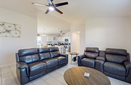 Diplomat Casa | Cozy Home with backyard, canal view, fully equipped kitchen, dog friendly