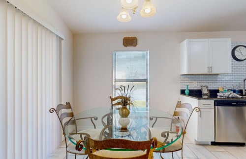 Diplomat Casa | Cozy Home with backyard, canal view, fully equipped kitchen, dog friendly