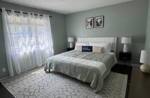 Alpharetta Casa | Cozy home with BBQ grill, Firepit, Basketball and Foosball