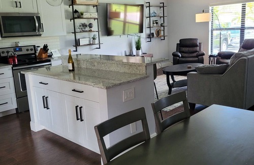 Port Saint Lucie Casa | Cozy home with great big backyard shade tree