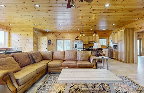 Sevierville Casa | Cozy home with lake views, free attraction tickets, games and streaming TV's