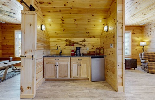 Sevierville Casa | Cozy home with lake views, free attraction tickets, games and streaming TV's