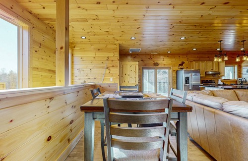 Sevierville Casa | Cozy home with lake views, free attraction tickets, games and streaming TV's