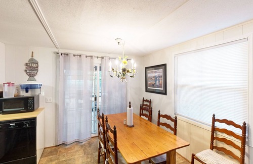Manning Casa | Cozy home with lake views and screened patio - come enjoy the outdoors!