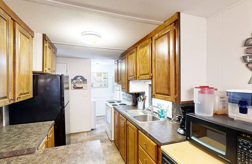 Manning Casa | Cozy home with lake views and screened patio - come enjoy the outdoors!
