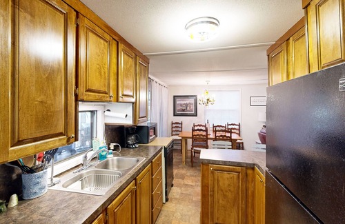 Manning Casa | Cozy home with lake views and screened patio - come enjoy the outdoors!