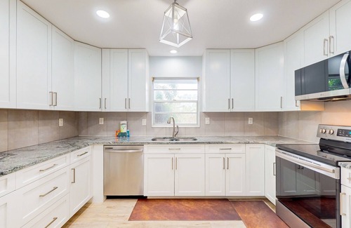 West Bradenton Casa | Cozy home with modern kitchen, lanai, & washer/dryer- perfect for group stays