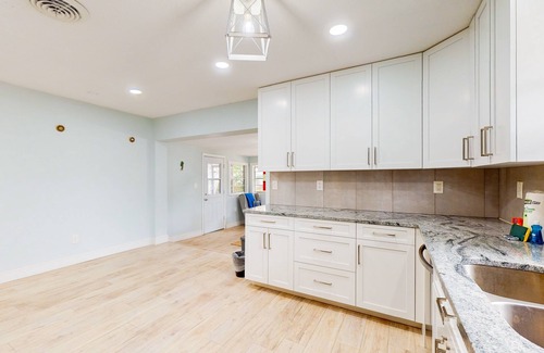 West Bradenton Casa | Cozy home with modern kitchen, lanai, & washer/dryer- perfect for group stays