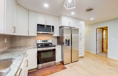 West Bradenton Casa | Cozy home with modern kitchen, lanai, & washer/dryer- perfect for group stays