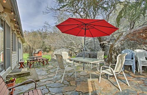 Mariposa Casa | Cozy Home with Patio Near Yosemite National Park!