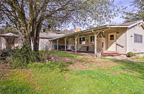 Mariposa Casa | Cozy Home with Patio Near Yosemite National Park!