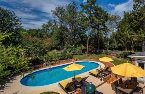 Charlotte Casa | Cozy Home with POOL plus CHEFS kitchen in Prime Area