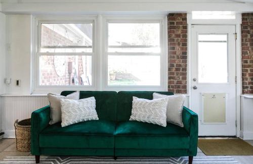 Charlotte Casa | Cozy Home with POOL plus CHEFS kitchen in Prime Area