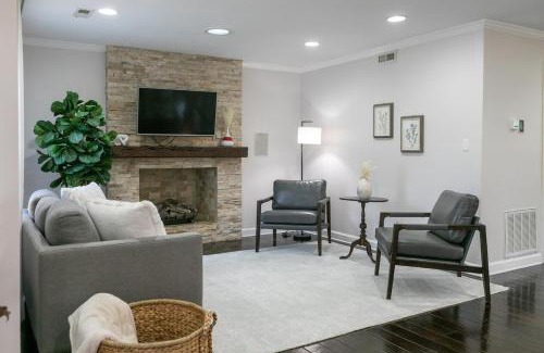 Charlotte Casa | Cozy Home with POOL plus CHEFS kitchen in Prime Area