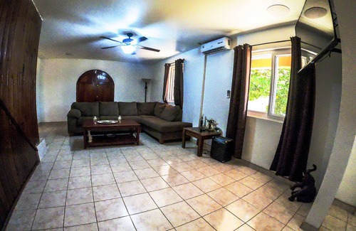 Dixon Cove Casa | Acogedora casa con espectacular vista al mar Caribe "Dixon Cove"