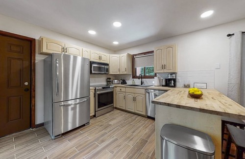 East Stroudsburg Casa | Cozy Home with Theater Room and Hot Tub