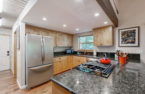 Twain Harte Cabina | Cozy home with wood burning fireplace, spacious deck, and BBQ
