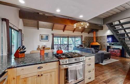 Twain Harte Cabina | Cozy home with wood burning fireplace, spacious deck, and BBQ