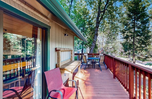 Twain Harte Cabina | Cozy home with wood burning fireplace, spacious deck, and BBQ