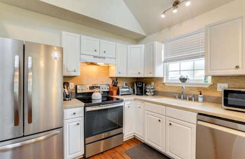 North Charleston Casa | Cozy Home with Yard about 9 Mi to Dtwn Charleston!