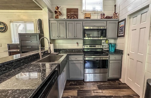 Scaly Mountain Cabina | Cozy hot tub cabin in charming Scaly Mountain, what a gem!