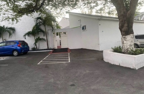 Nassau Hotel | Cozy hotel in fabulous Nassau with AC, WiFi