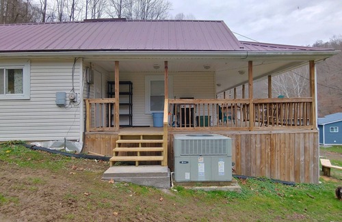 Henlawson Casa | Cozy house, 2 bed, 1 bath, full kitchen, close to Bearwallow